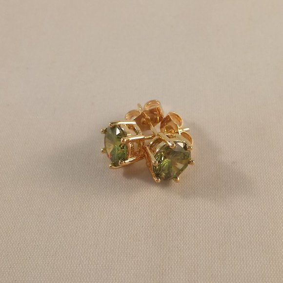 18K Yellow Gold Filled 8mm Solitaire Peridot Green Diamond Zircon Stud Earrings - Picture 3 of 6